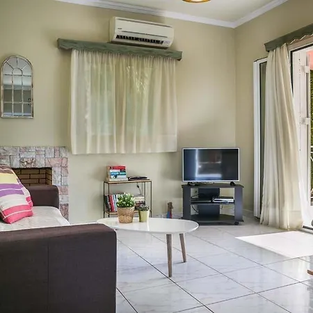 Sleeps 4 Pool Air Con Wifi فيلة
